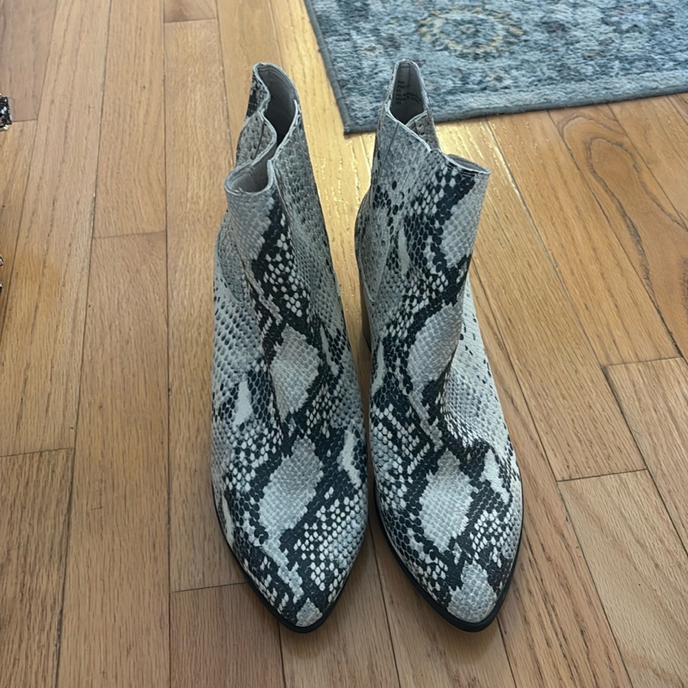 Steve Madden 8 1/2. Worn once